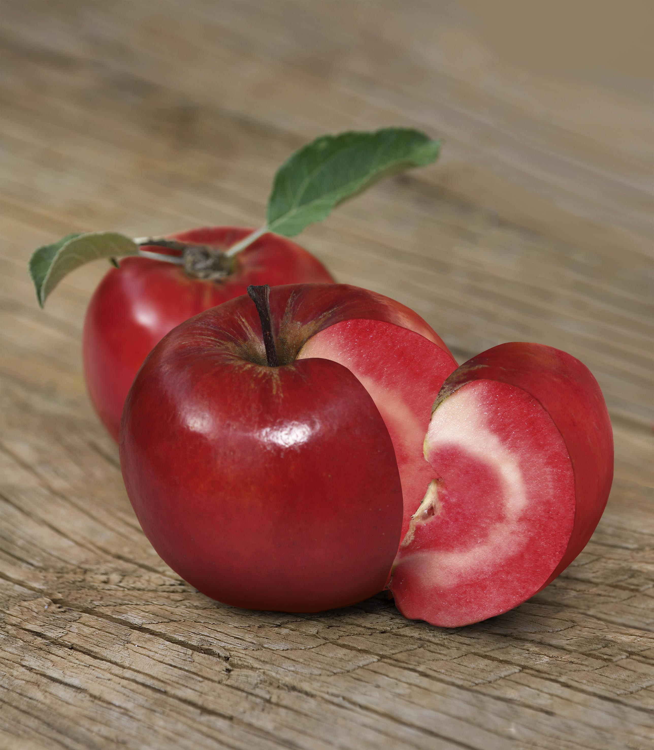 Una manzana con un toque de color.