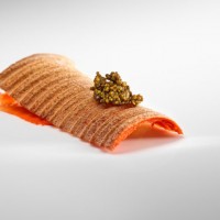Mugaritz. Papel kraft de lino y trigo con corales de cangrejo y botones de junquillo marino.