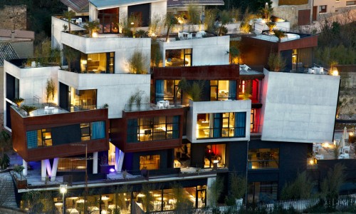 Un hotel en cubos y cristal.