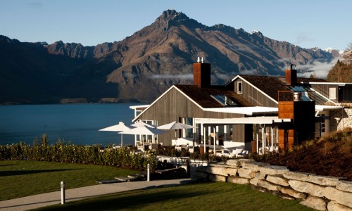 Un hotel la orilla del Wakatipu, Nueva Zelanda.