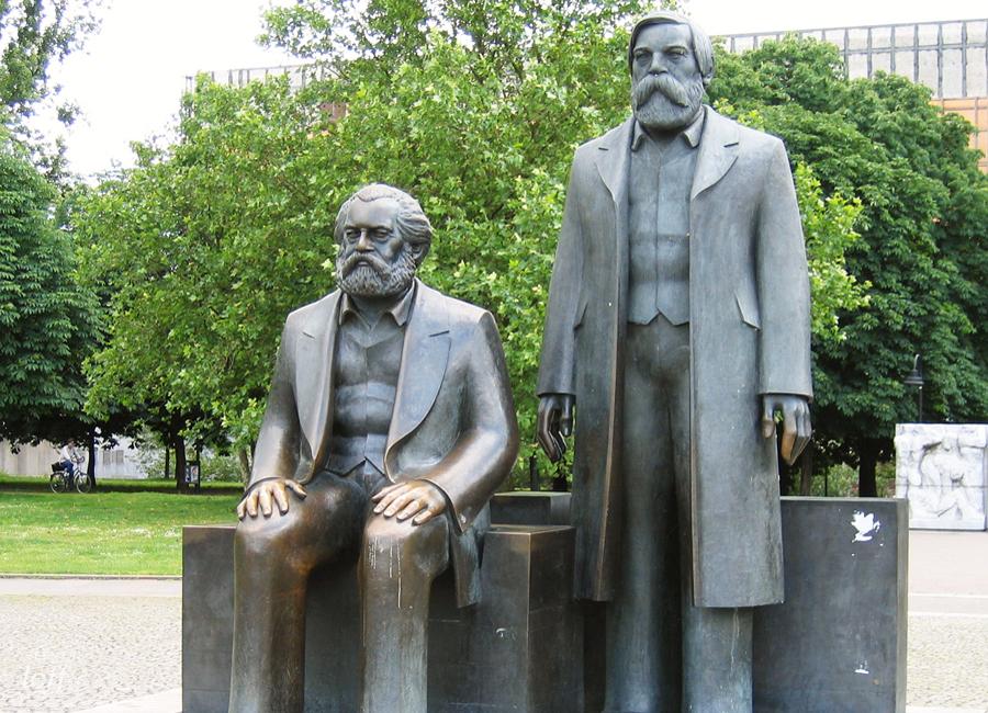 Toda la historia ha sido la historia de la lucha de clases entre las clases dominadas en distintas etapas del desarrollo social.