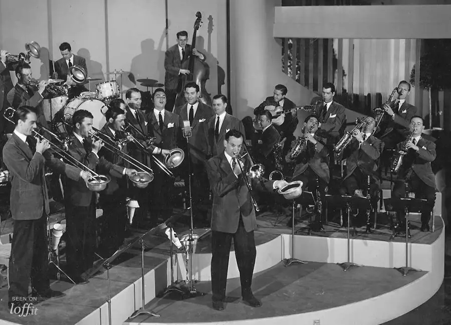 Nuestra banda hace énfasis en la armonía. Ocho bronces nos dan la flexibilidad necesaria para poner en uso las ideas que durante tanto tiempo nos ha rondado por la cabeza.