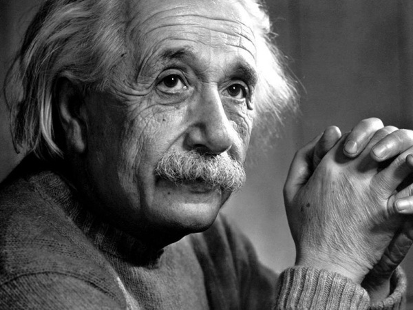 Albert Einstein, el científico que encontró belleza en la oscuridad.