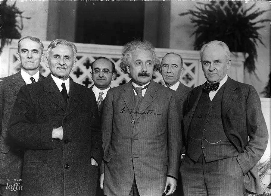 Nunca consideres el estudio como una obligación, sino como una oportunidad para penetrar en el bello y maravilloso mundo del saber.