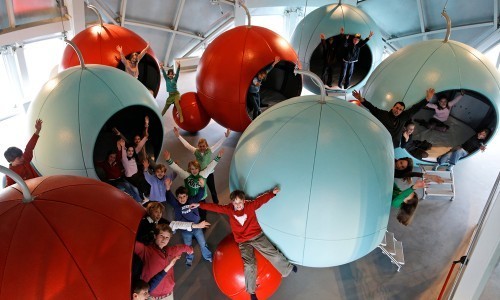 El Atomium de Bruselas fascina a los niños.