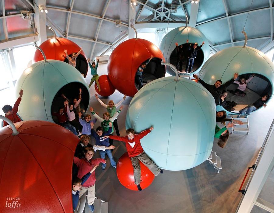 imagen 2 de El Atomium de Bruselas fascina a los niños.