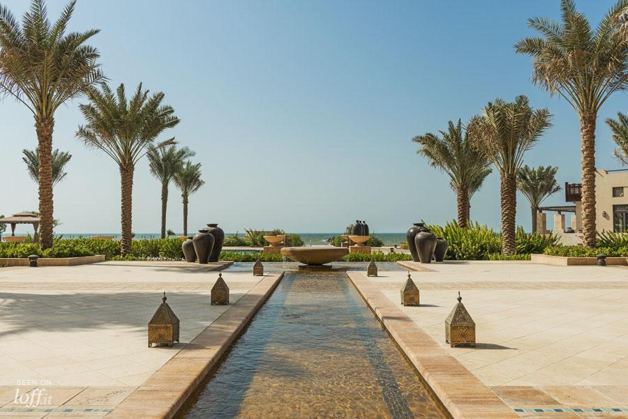 imagen 3 de Resort de lujo en un desierto turquesa.