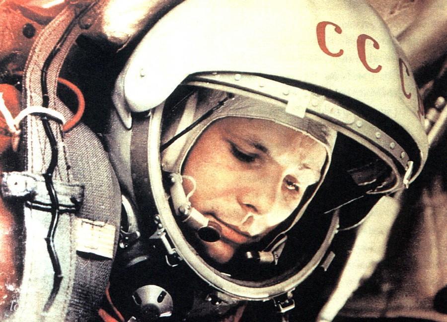 Yo me imagino el gran día en el que una nave espacial soviética desembarque en la Luna un grupo de científicos, los cuales se unirán a los científicos británicos y estadounidenses que trabajen en los observatorios con el espíritu de cooperación pacífica y la competencia en lugar de pensar en las líneas militares.