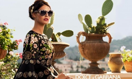 A Bianca Balti le seducen las gafas de Dolce & Gabbana.