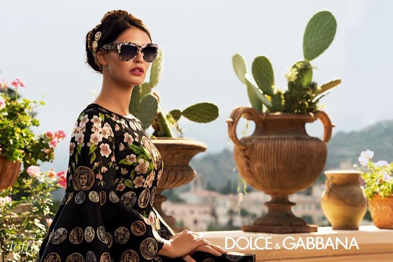 imagen 1 de A Bianca Balti le seducen las gafas de Dolce & Gabbana.