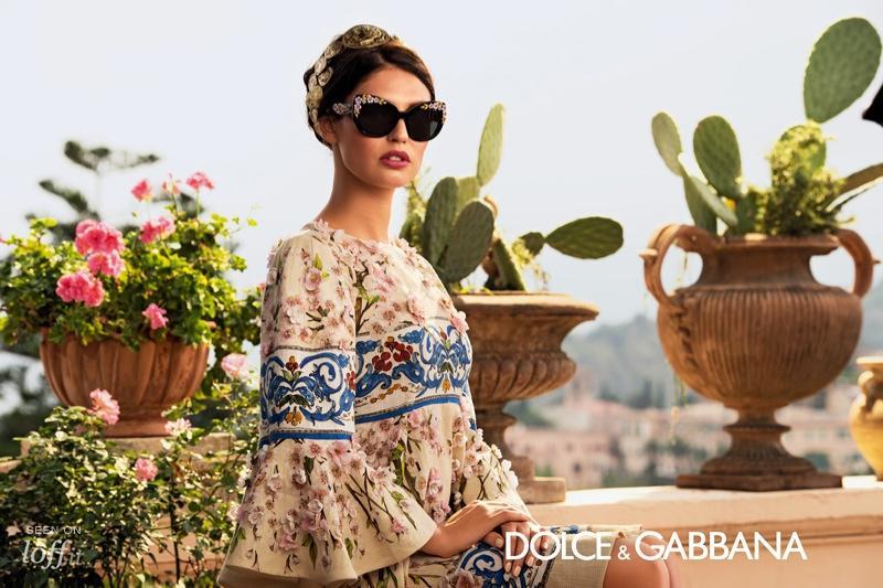 imagen 3 de A Bianca Balti le seducen las gafas de Dolce & Gabbana.