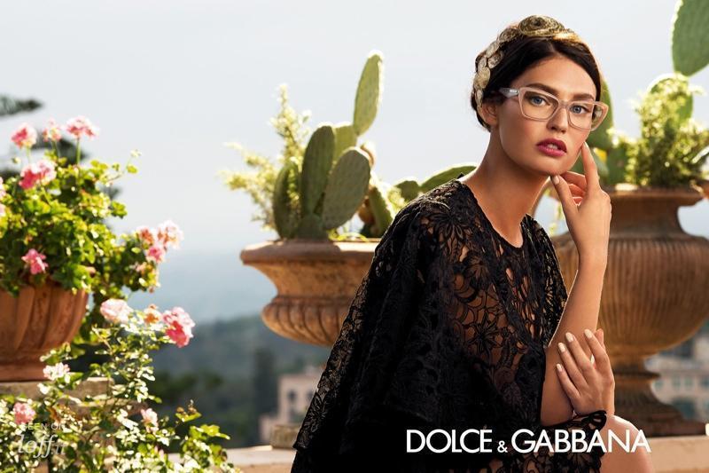 imagen 4 de A Bianca Balti le seducen las gafas de Dolce & Gabbana.