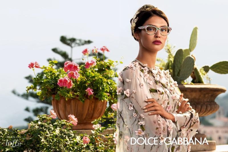 imagen 5 de A Bianca Balti le seducen las gafas de Dolce & Gabbana.