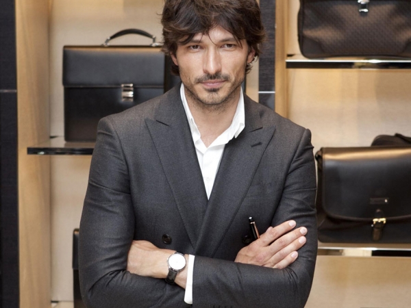 Andrés Velencoso inaugura la tienda de Montblanc en Madrid.