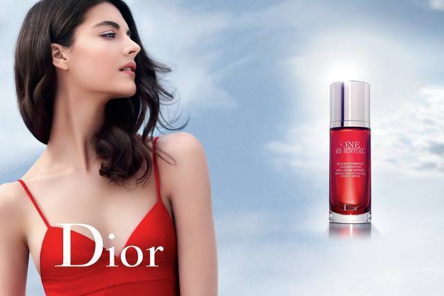 imagen 2 de Katryn Kruger en la campaña de Dior One Essential.
