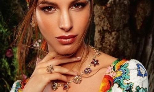 Kate King presenta las flores de alta joyería de Dolce & Gabbana.