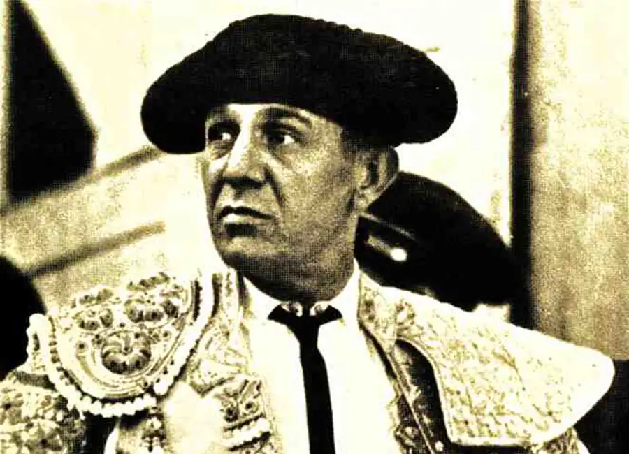 ¡Que no quiero verla! Dile a la luna que venga, que no quiero ver la sangre de Ignacio sobre la arena.