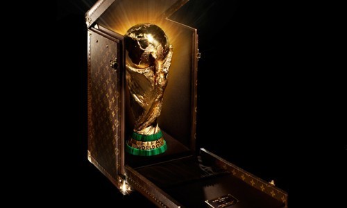 La Copa del Mundo de la FIFA viaja en Monogram.