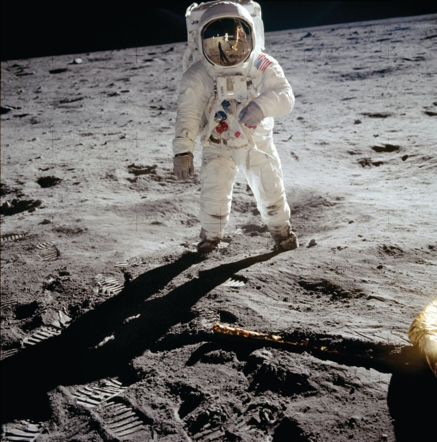 imagen 10 de 45 años después, Omega vuelve a la luna.