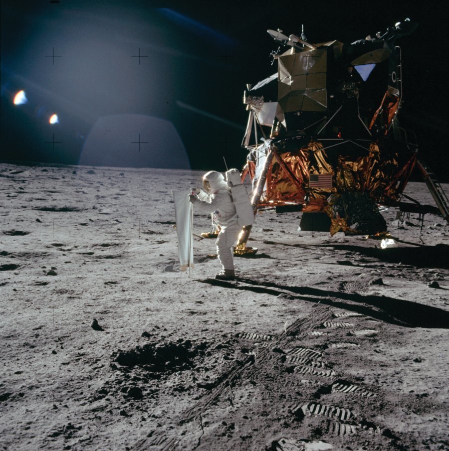 imagen 5 de 45 años después, Omega vuelve a la luna.