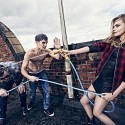 Cara Delevinge se divierte en los tejados de Londres con Pepe Jeans.