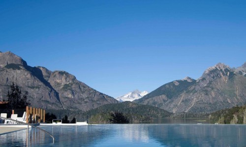 Golf y esquí junto a un lago helado de Patagonia.