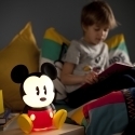 Mickey se encarga del cuento de buenas noches.