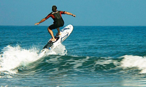 Una tabla de Surf con motor eléctrico: Aquila.