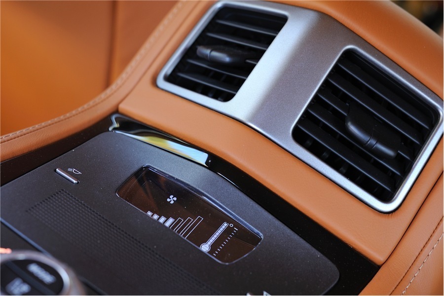 imagen 7 de Aston Martin Rapid S. El poder del lujo en 2015.