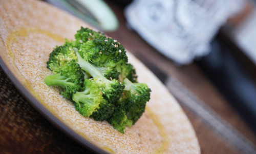 Brócoli con sésamo, soja y wasabi.