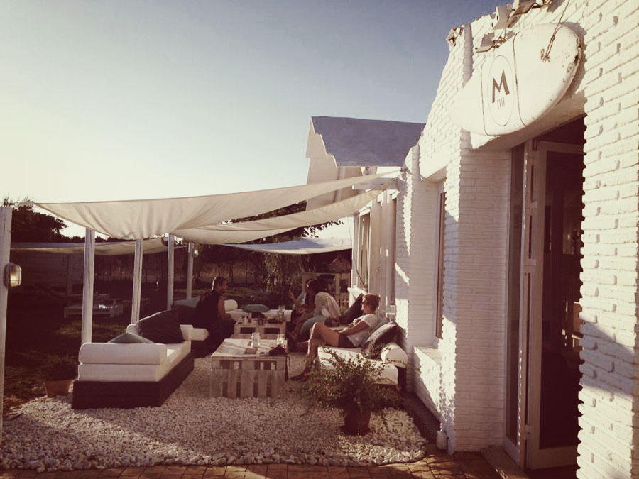 imagen 3 de M1111, el beach club del paraíso del surf de Cádiz.