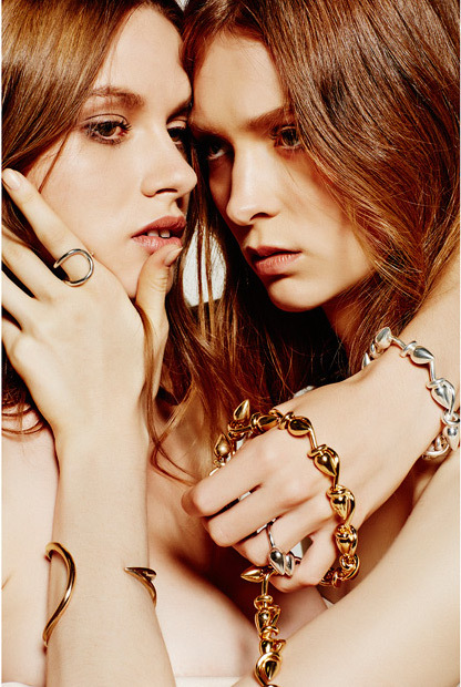 imagen 8 de Sarah & Sebastian, sensualidad en oro, plata y bronce.