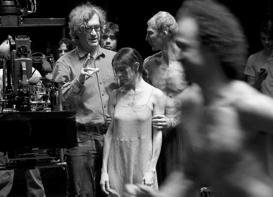 Soy siempre el mismo, independientemente de lo que haga. Pero mi manera de actuar cambia si lo que hago es escribir, dirigir o tomar fotos.