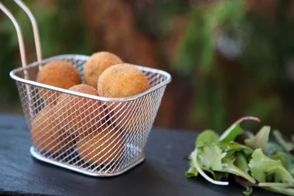 Crujientes croquetas de bacalao.