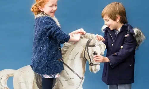 Los niños en una de cine mudo…