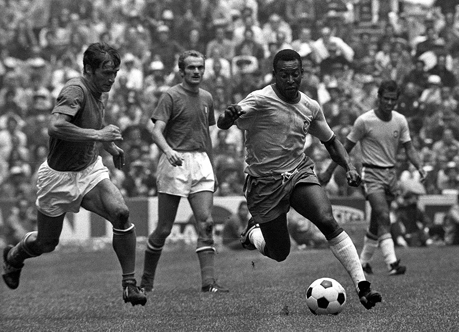 Todos los niños del mundo que juegan al fútbol quieren ser Pelé. Por lo tanto, tengo la gran responsabilidad de mostrarles no sólo cómo ser futbolista, sino también persona.