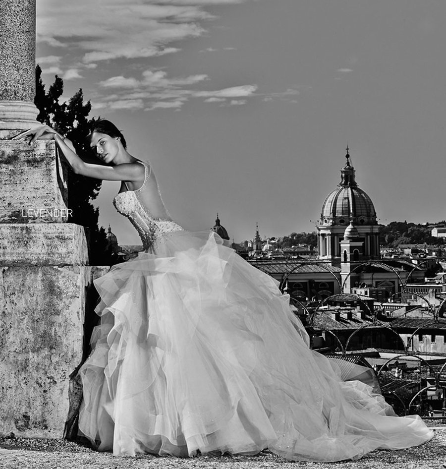 imagen 10 de Blanca y radiante… o sensual. Las novias de Alessandro Angelozzi.