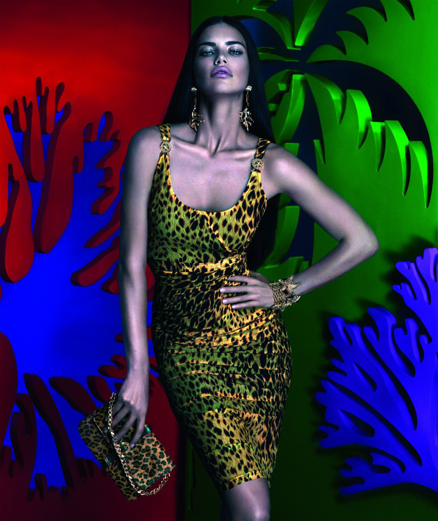 imagen 5 de Versace mira a Brasil con Adriana Lima.