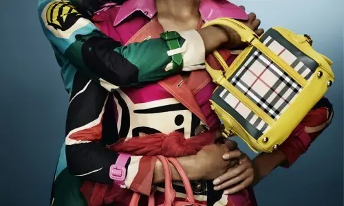 Burberry adelanta su primavera con Naomi Campbell.