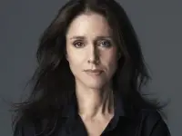 Julie Taymor, notable directora de teatro y cine.