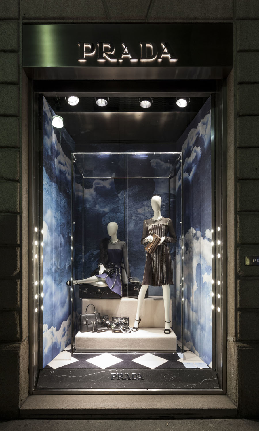 imagen 1 de Prada celebra la Navidad ‘en el cielo’.