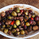 Coles de Bruselas asadas con uvas, vino tinto y balsámico.