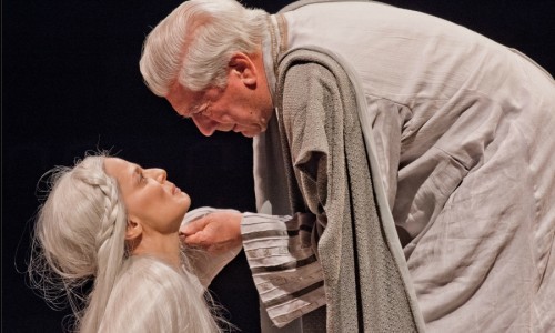 Mario Vargas Llosa se sube a las tablas del Teatro Español.