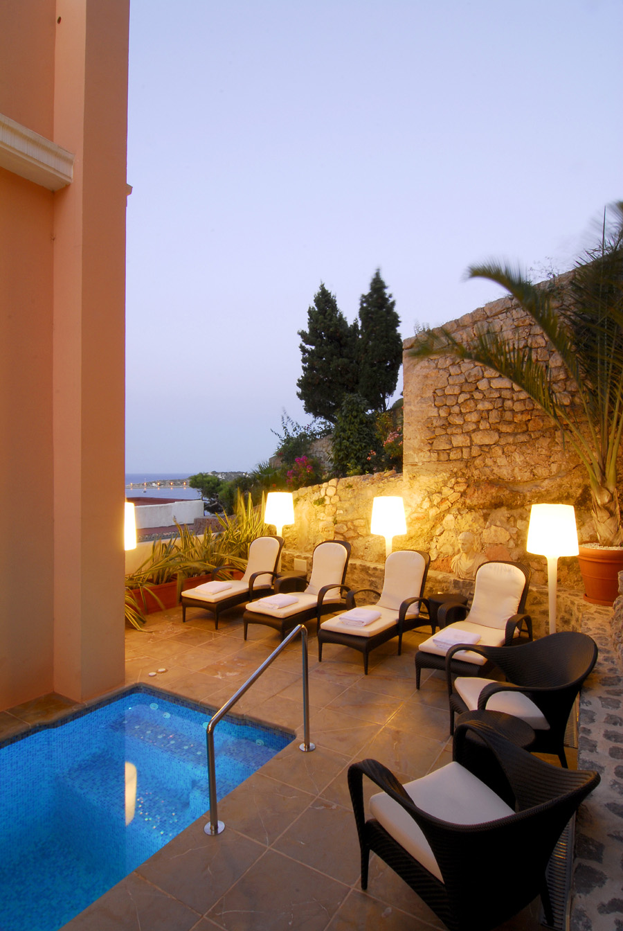 imagen 1 de Mirador de Dalt Vila, el balcón más íntimo de Ibiza.