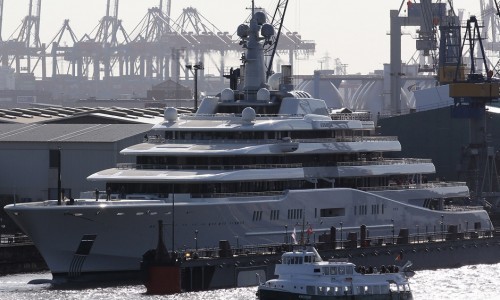 Abramovich repara en secreto su barco en Hamburgo.