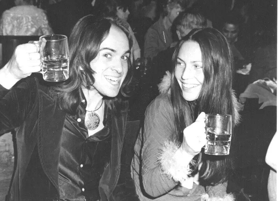 Cada vez más y más gente descargará música, y si todo es gratis y no hay control, entonces será difícil que los artistas jóvenes se ganen la vida.