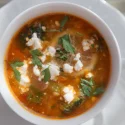 Sopa de verduras con perlas de queso feta.