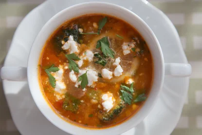 Sopa de verduras con perlas de queso feta.