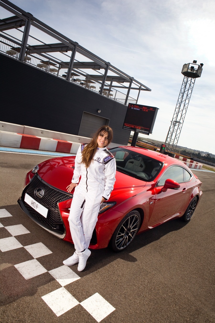 imagen 1 de Adriana Ugarte, a la carrera con Lexus.