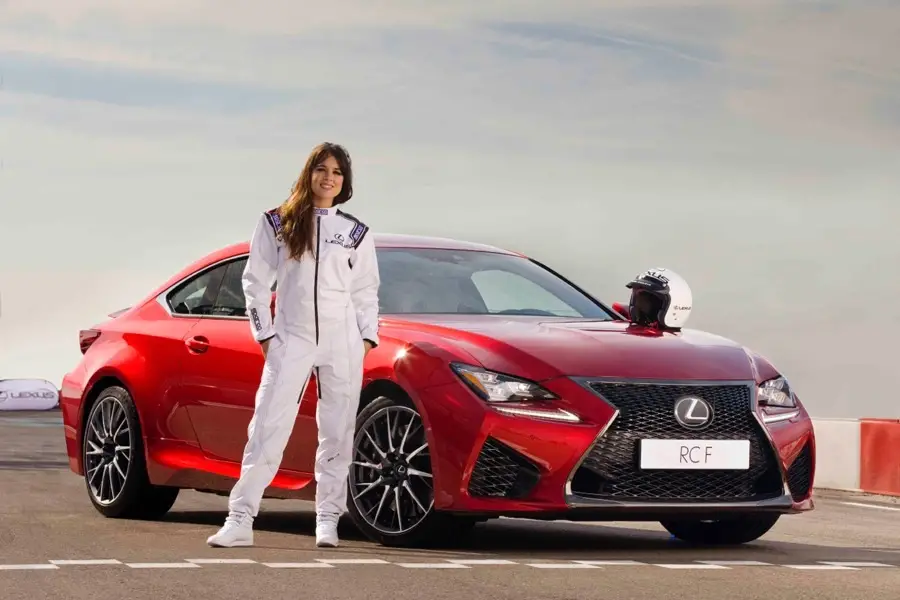 imagen 2 de Adriana Ugarte, a la carrera con Lexus.